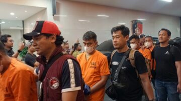 Penampakan 10 Tersangka Lab Sabu 1,2 Ton Saat Digiring ke Bareskrim Polri