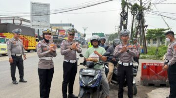 Gelar Jum’at Berkah, Polres Bireuen Bagikan Sembako kepada Pengendara Tertib Lalu Lintas