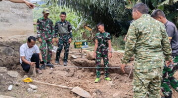 Satgas TMMD Ke-130 dan Warga Membuat Sumur Bor untuk Masyarakat Desa Kampung Pepelah dan Kampung Gajah
