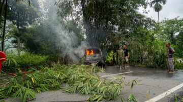 Mobil Minibus Hangus Terbakar di Gayo Lues, Petugas Damkar Berjibaku Padamkan Api dan Arus Lalu Lintas Sempat Tersendat